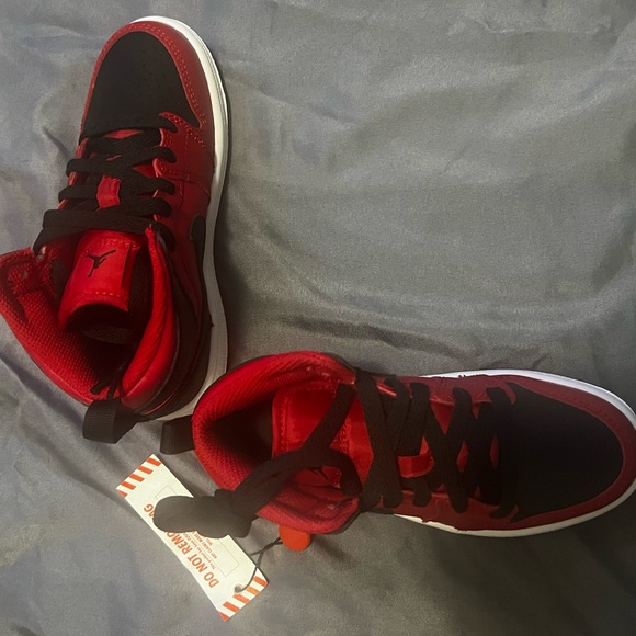 Jordan Air 1 Mid Kids Size 12C 🔥 - Picture 4 of 8